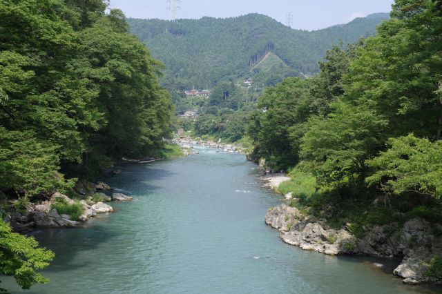 右側の上流方面。橋からは川の流れる音。