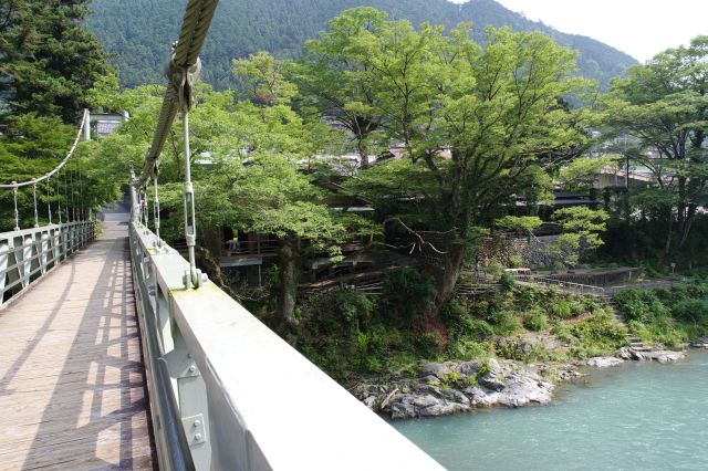 振り返ると川にせり出した飲食店があります。