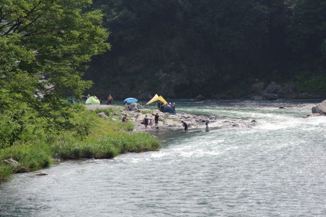 下流方向には川辺で遊ぶ人達、楽しそうな声が響きます。