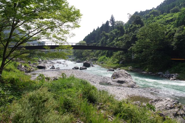 東屋前から下流方面、鵜の瀬橋。