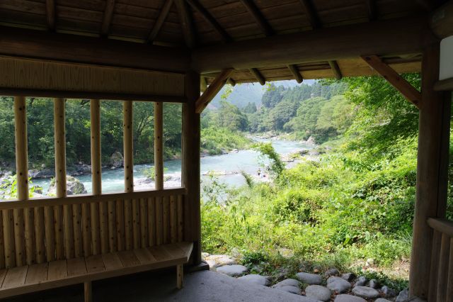 和風の雰囲気が良い東屋で休憩。