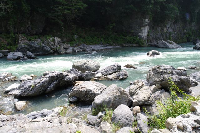 ゴツゴツした岩場と急流。