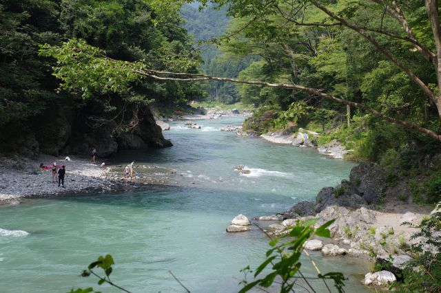 橋の向こうに渓谷は続きます。