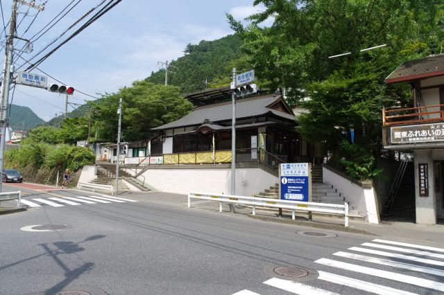 登るとすぐ青梅線御嶽駅前に到着。