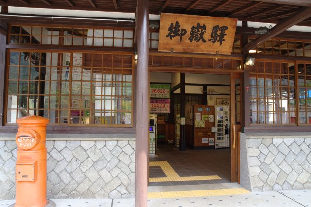 渓谷風景に溶け込む駅舎です。