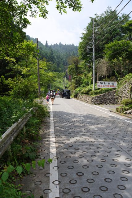 ケーブルカー駅までしばらく坂を登ります。