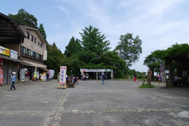 駅前の広場。標高は高いですが少し涼しいぐらいで暑い。