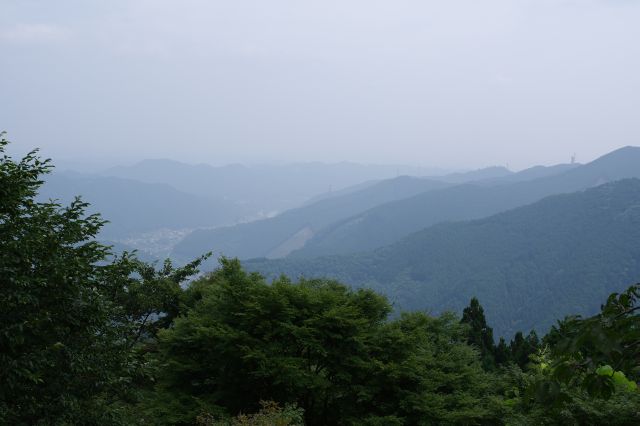 広場からの眺め。霞んでいますが山並みが見えます。