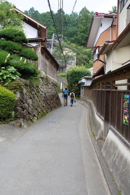 山道から建物が増え、住宅街の路地裏のような雰囲気へ。