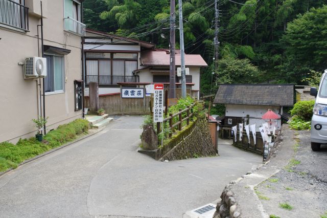 辺りは宿坊が立ち並び、田舎の町並みのようで山奥感を忘れます。