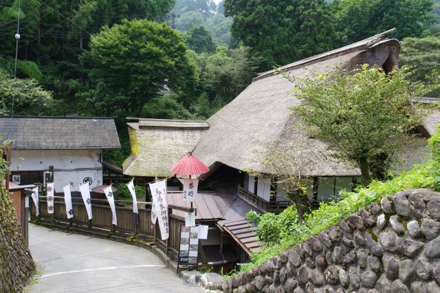 宿坊・茶処の馬場家御師住宅は茅葺屋根で趣がある。