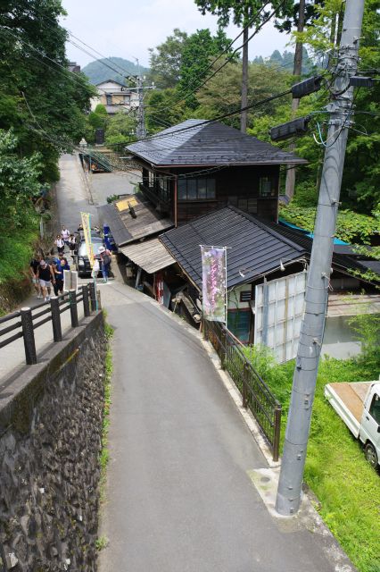 交差点からさらに急坂を登ります（せり出した部分より）。