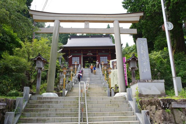 鳥居前広場へ。階段に大鳥居と隋身門。