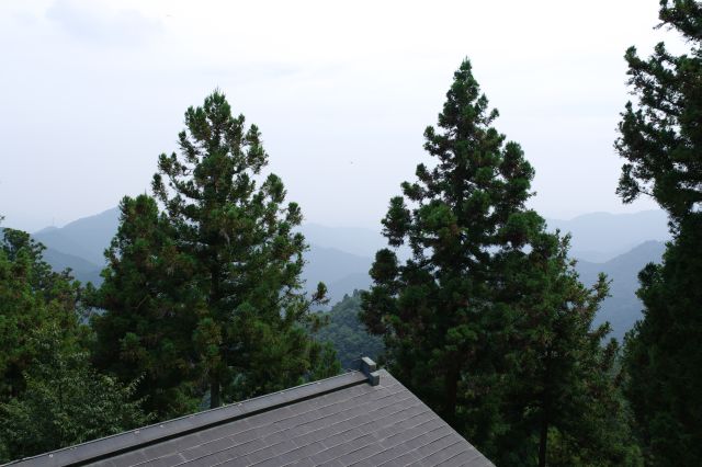 社殿前からの山並みの風景。