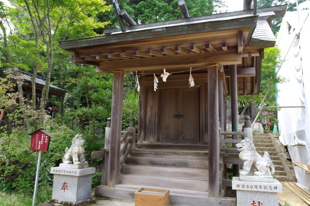 本殿の背後の神明社。