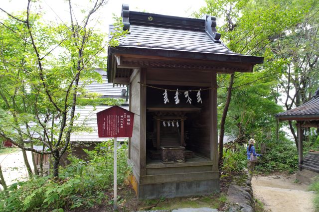 神明社の裏に巨福社。