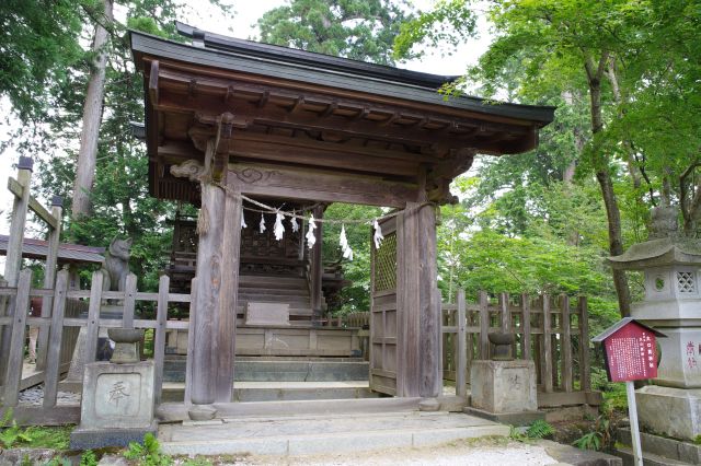 奥には「おいぬさま」を祀る大口真神社。