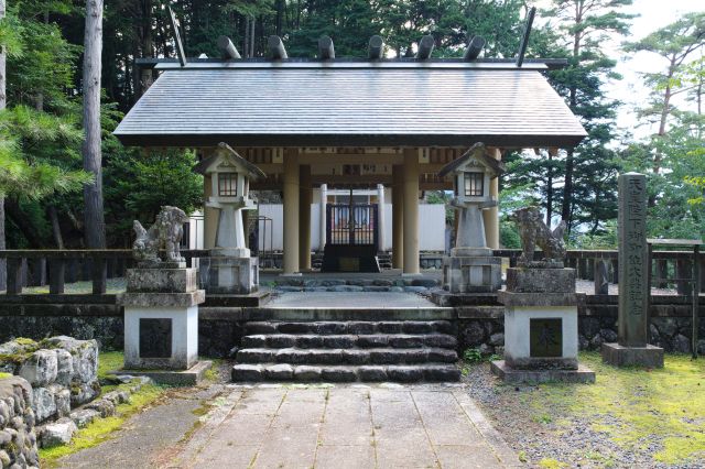 林に囲まれていますが、水没地区を見守るように湖に向かって立つ本殿。