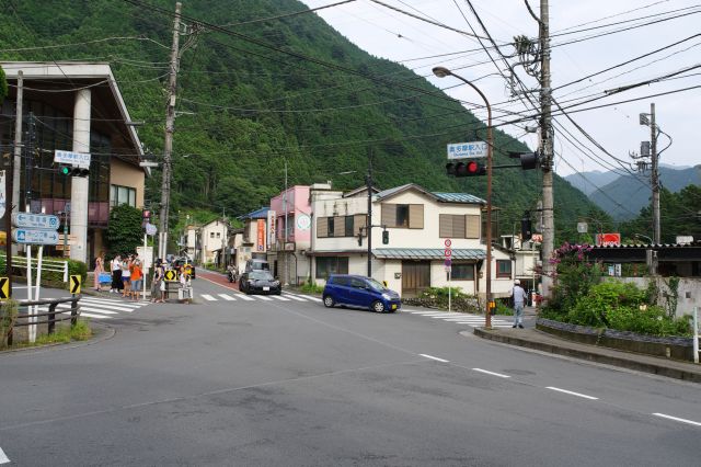 2か所目は駅のすぐ南側、奥多摩駅入口交差点へ。