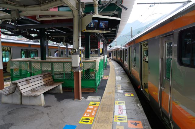 大きくカーブしているホーム。駅構内は工事中。