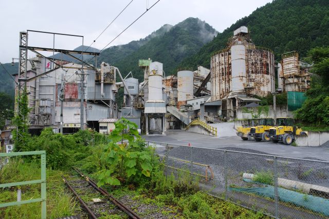 線路の先には生々しい奥多摩工業氷川工場。