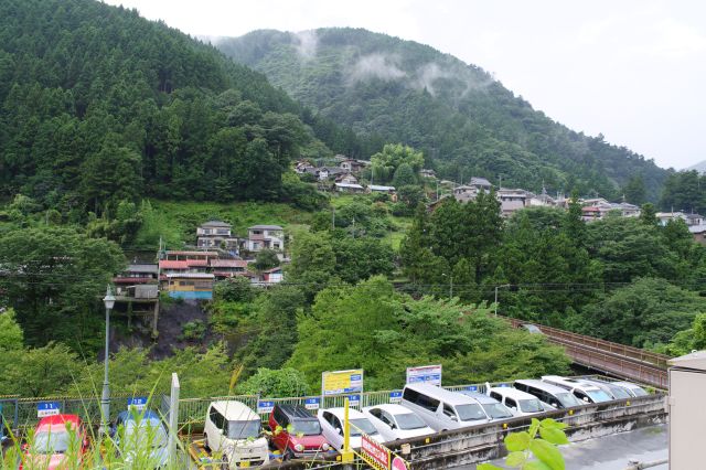 北氷川橋と日原川の対岸が見えます。