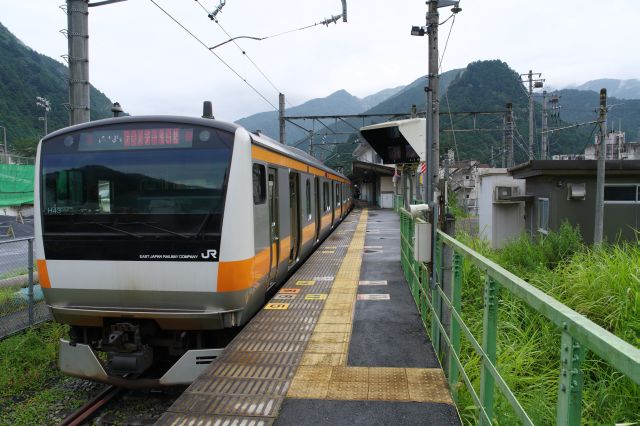 ホームの先端、都内最西端の駅の最西端より。