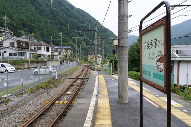 ホームの東側へ。白丸駅・青梅駅方面へ単線の線路が続く。