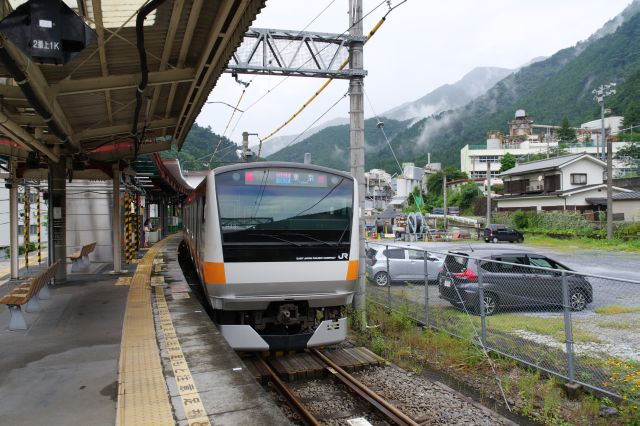 大きくカーブしたホーム。都内最西端から東京行きのホリデー快速が停車中。