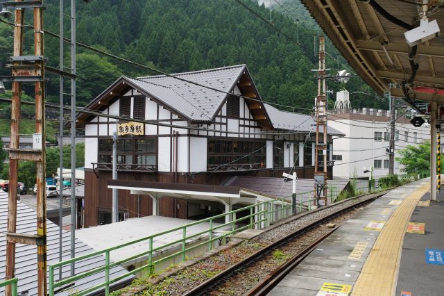 ロッジ風の駅舎。ホームと同じ高さの2階にはカフェがありホームを眺められます。