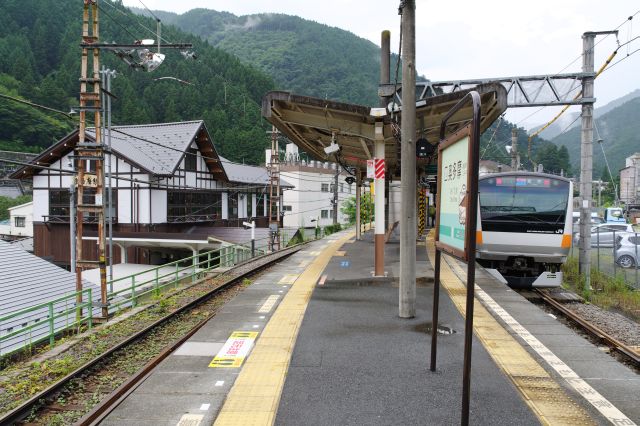 ホームの端より。発車メロディーはどんぐりころころでした。