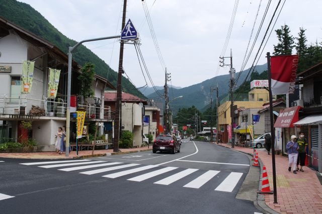 奥多摩駅入口交差点方面。商店が連なります。