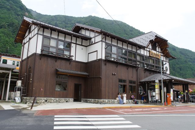 奥多摩駅から横断歩道を渡ります。