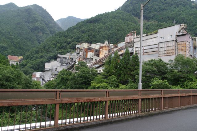 北氷川橋からは奥多摩工業氷川工場が見えます。