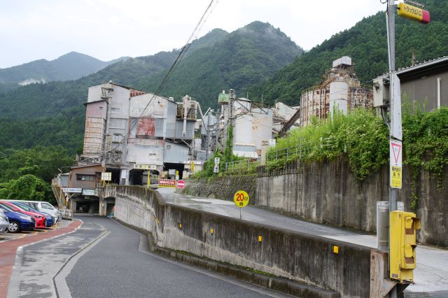 北側に進み町役場をを過ぎると道は狭くなり川沿いには駐車場。