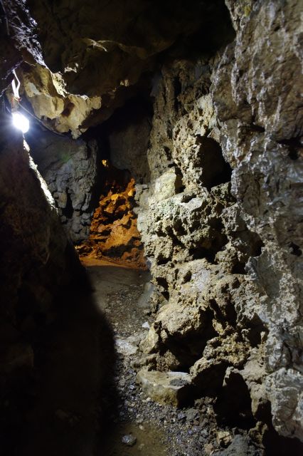 順路を進みます。ゴツゴツした狭い岩の洞窟、足元注意します。前半は水が滴り流れる音が聞こえます。