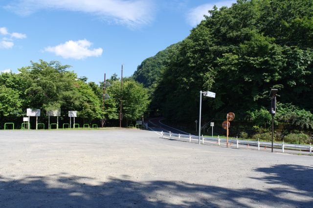 奥多摩周遊道路のカーブした所に月夜見第一駐車場があります。