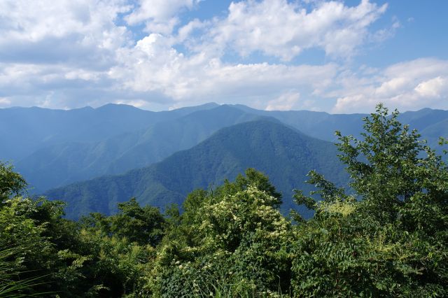 少し左側、雄大な山々の幅広い景色。東京都であることを忘れさせます。