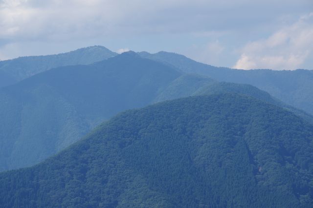 山並みをズーム。折り重なる美しい自然の山々。