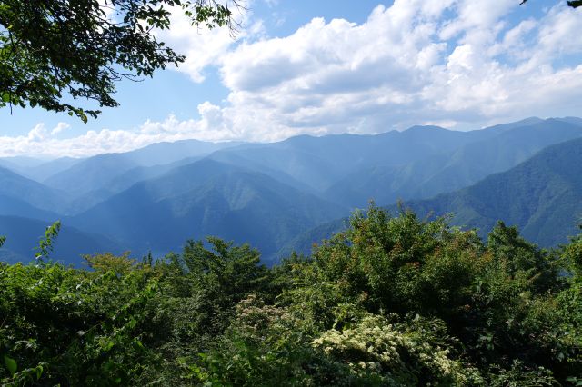 さらに左、ひたすら豊かな山々。