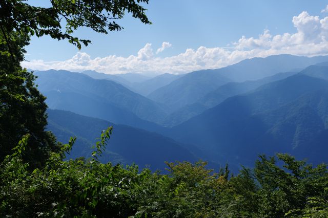 見える範囲の左端へ。どれかが東京都最高峰の雲取山と思われます。