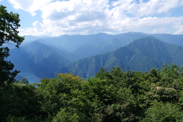 奥多摩湖の一部が少し見えます。夏は木々に遮られて見ずらいかも。