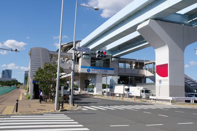 有明テニスの森駅。周辺は建物が少なく静か。