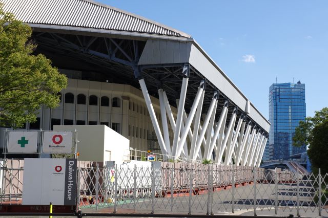 屋根を支える太い支柱が並ぶ。奥はりんかい線の国際展示場駅。