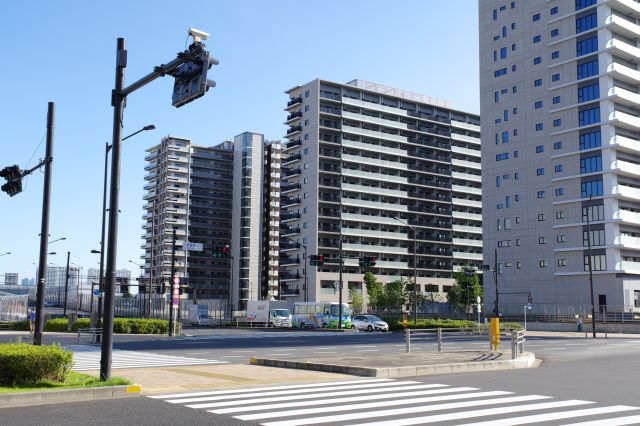 新しい豊洲大橋の先は豊洲市場。選手村沿いに車が行き交います。