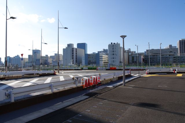 道路の北西側へ。朝潮運河があり開けます。