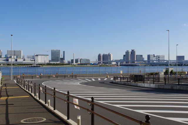 左に曲がりターミナルへ。海の風景が開けます。