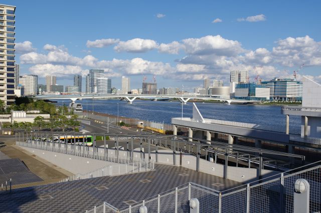 振り返ると晴海大橋や豊洲方面の風景。