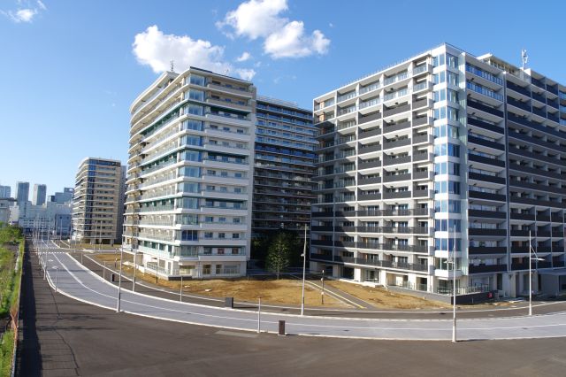 広大な空き地から風景を一変させた選手村。道路も一段高くなりました。