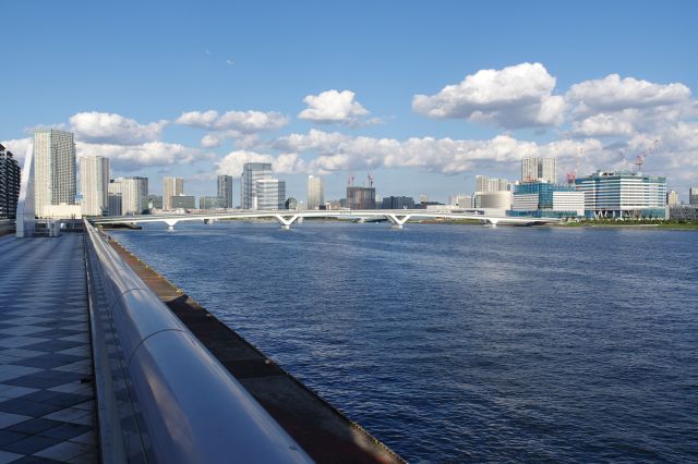 南側のデッキへ。海風が心地よい晴海運河の開放的な風景。